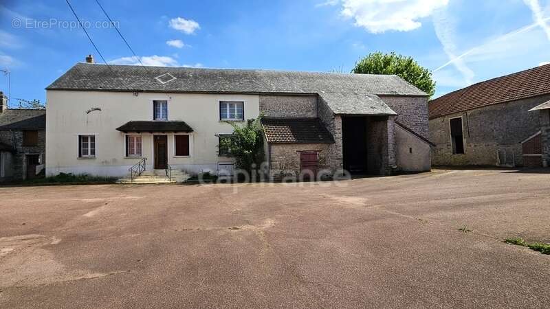 Maison à VILLENEUVE-SUR-AUVERS