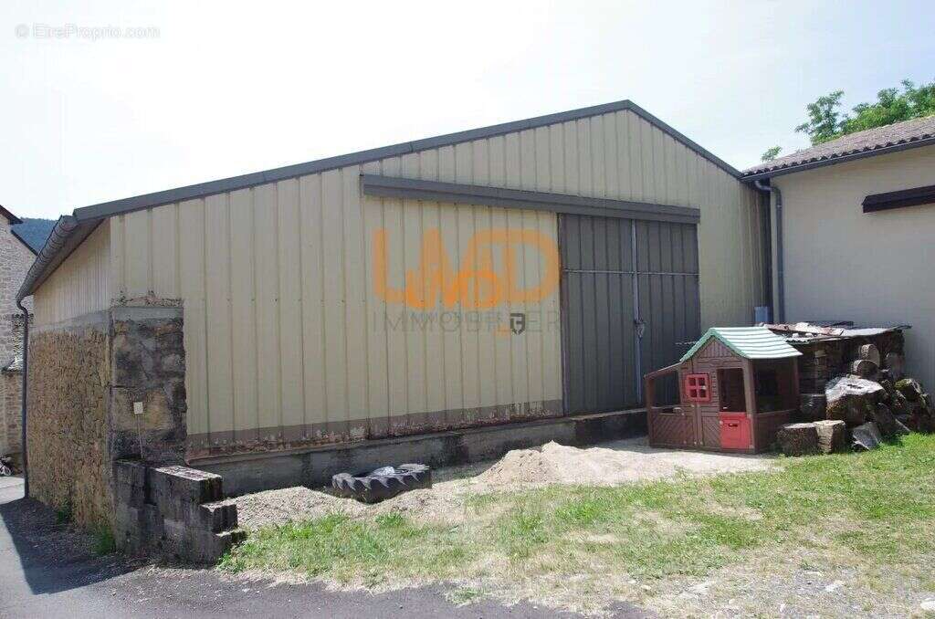 Parking à LES SALELLES