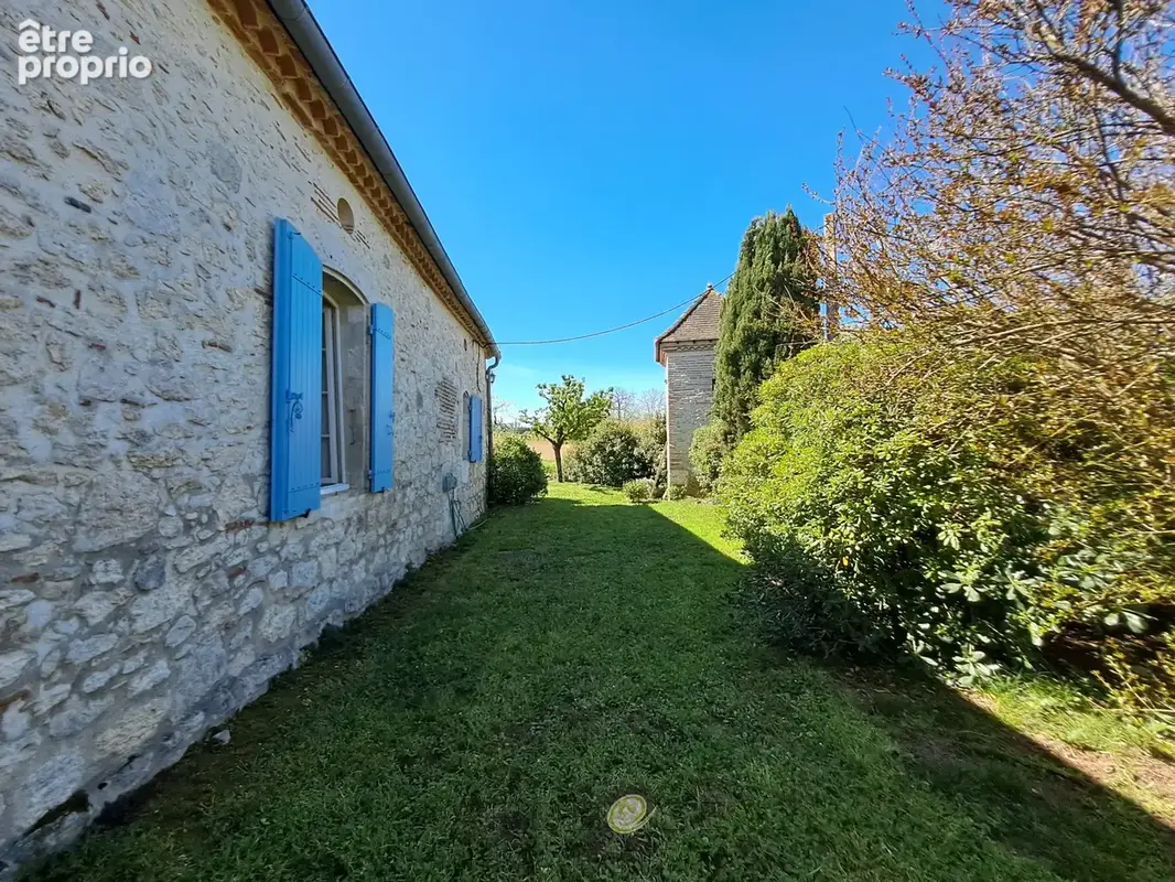 Maison de caractère en pierre dans un hameau . - photo 21