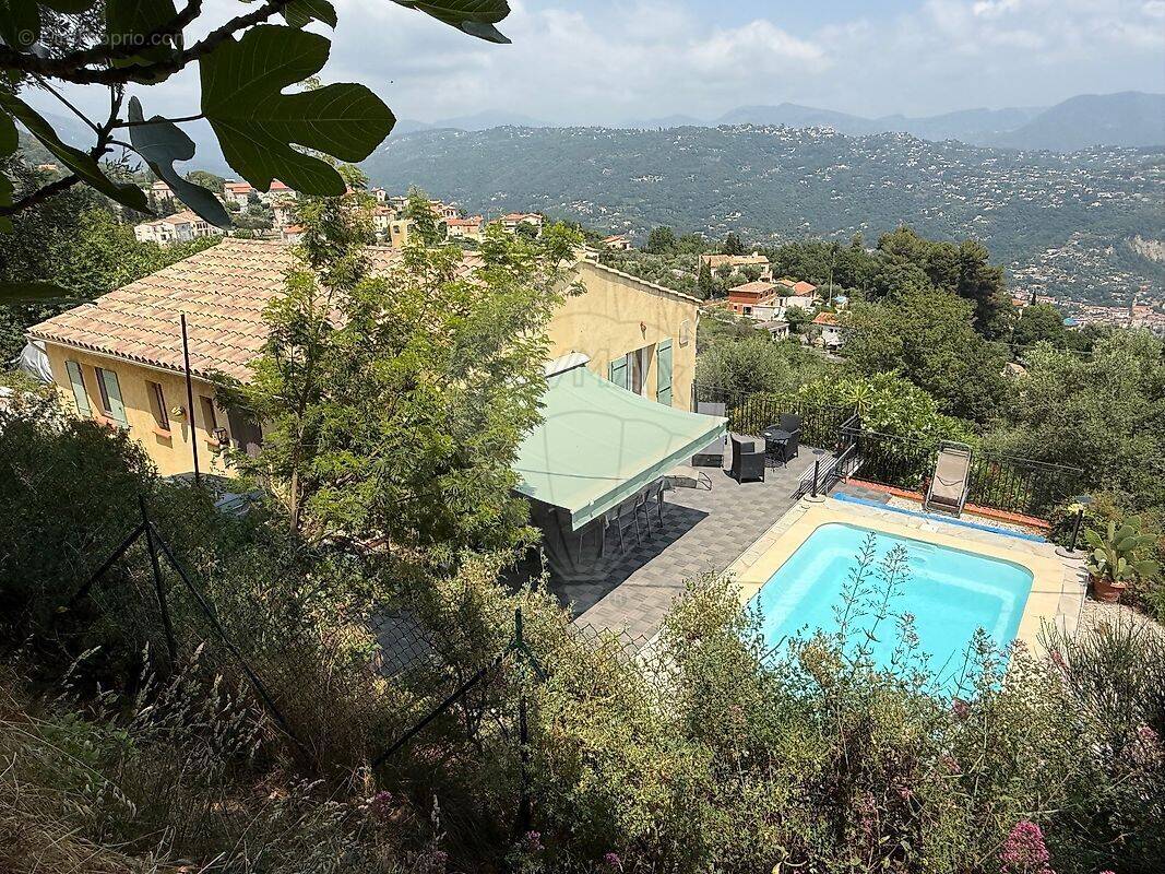 Maison à CHATEAUNEUF-VILLEVIEILLE