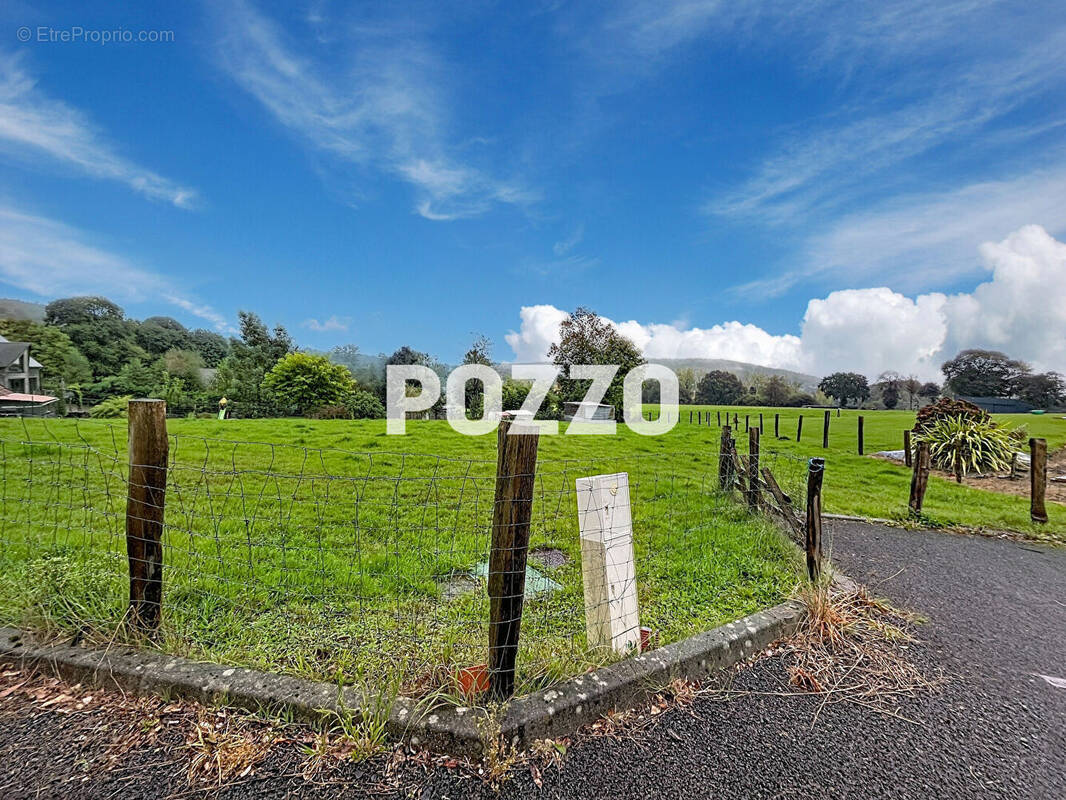 Terrain à SAINT-POIS