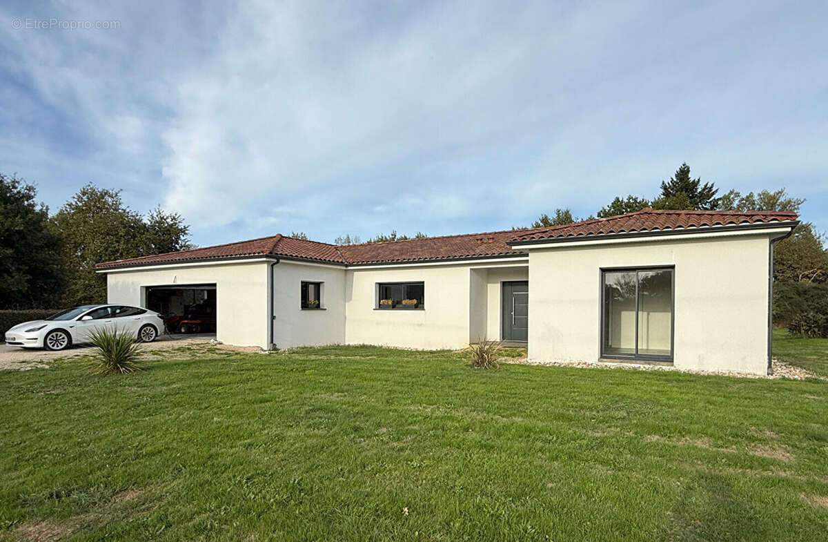 Maison à BARRY-D&#039;ISLEMADE