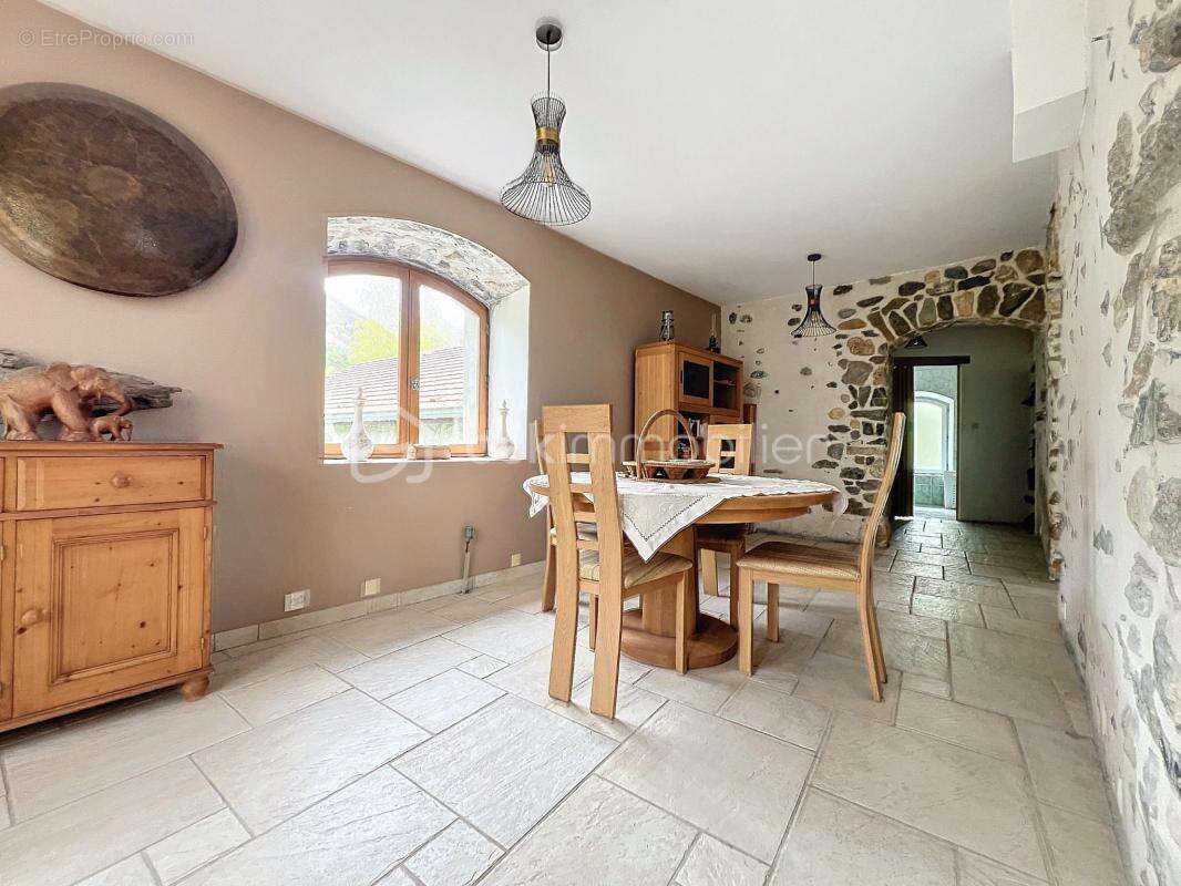 Maison à SAINT-MARTIN-DE-LA-CLUZE