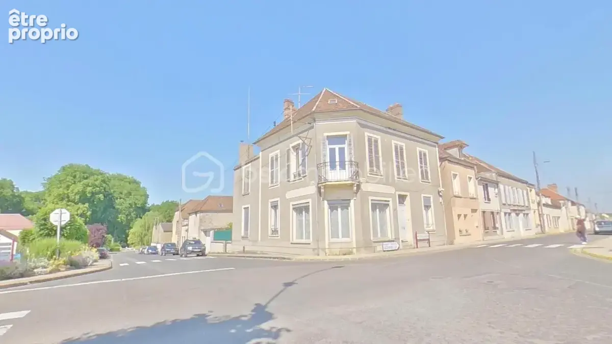 Maison de 269 m² comprenant trois logements avec un garage, une cave et une cour - photo 12