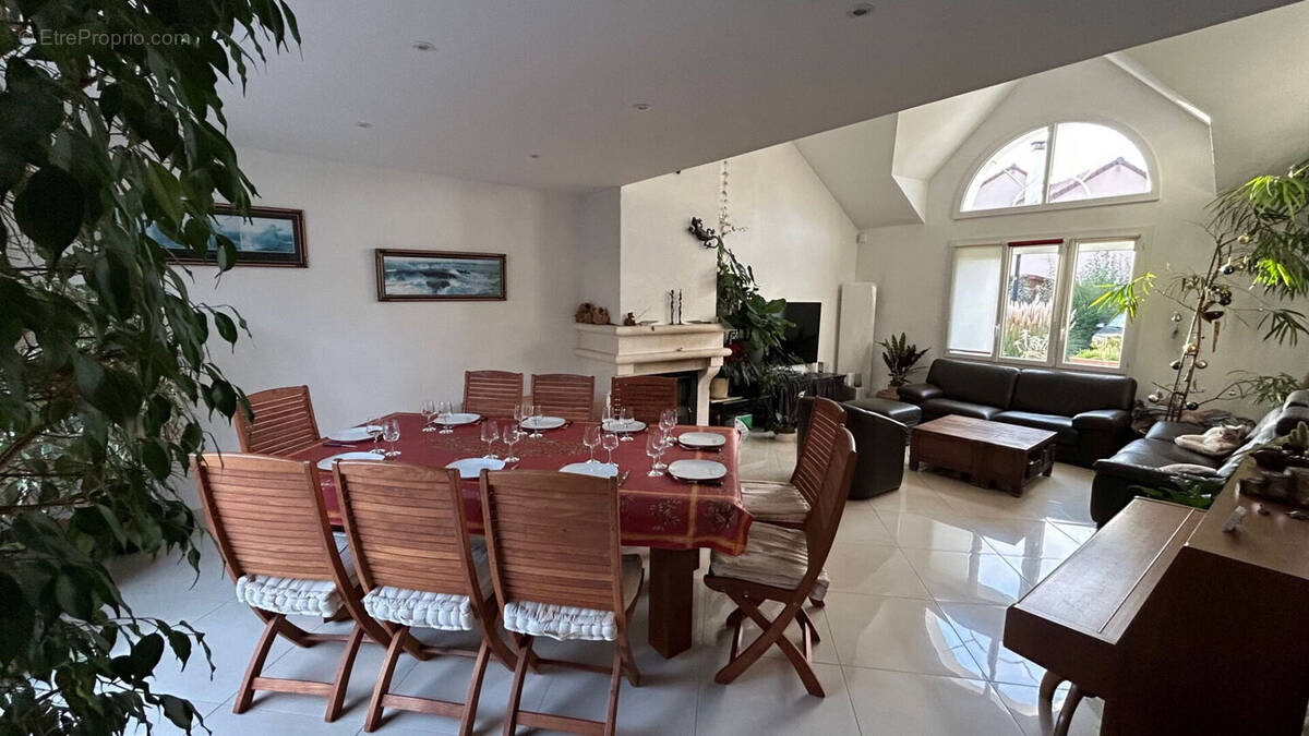 Maison à VOISINS-LE-BRETONNEUX