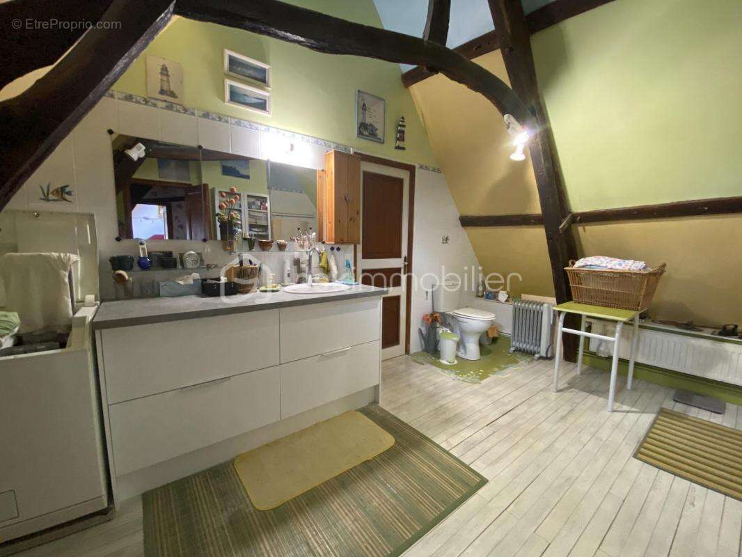 Antoine Rafart BSK Immobilier vous présente cette très belle maison de famille de 195 m2 habitables, 4 chambres, 800 m2 de terra - photo 8