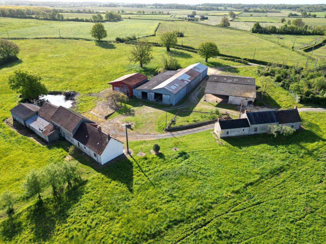 Propriété rurale   8 ha, maison, seconde maison à restaurer et dépendances - photo 2