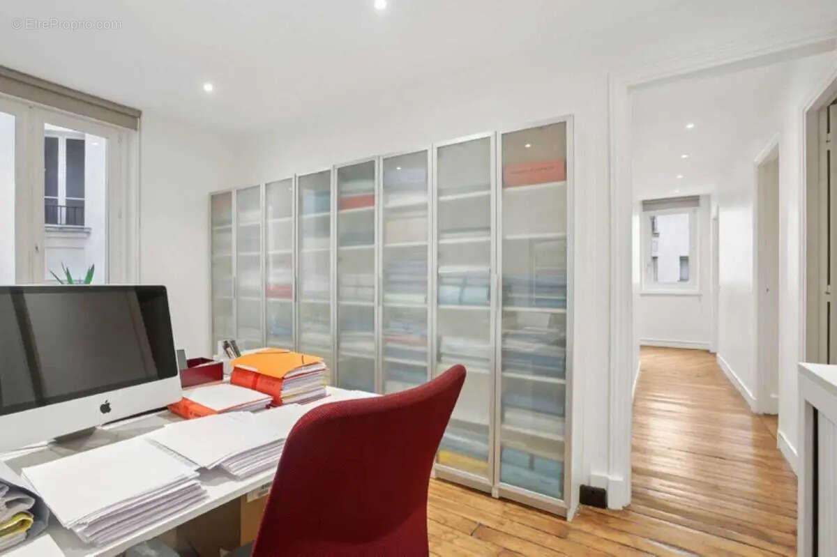 Commerce à PARIS-8E