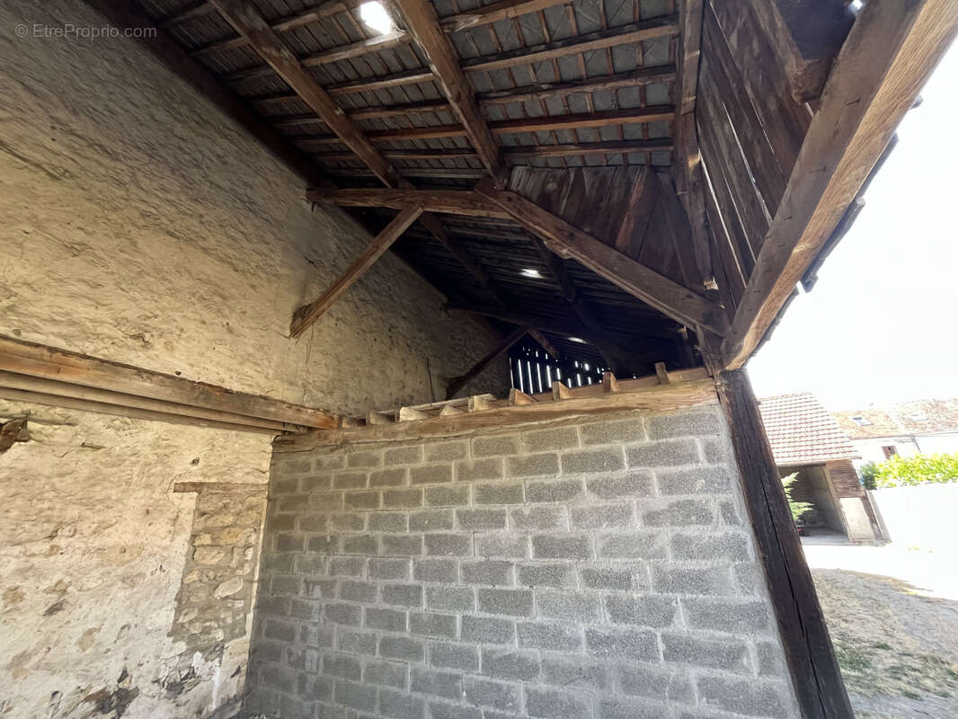 Chambly -ancien corps de ferme a rehabiliter plein centre-ville - photo 14