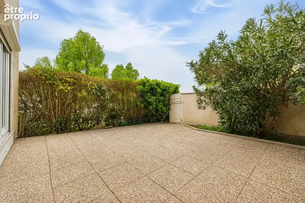 Comme une maison – 4 chambres, jardinet privatif & box – - photo 14