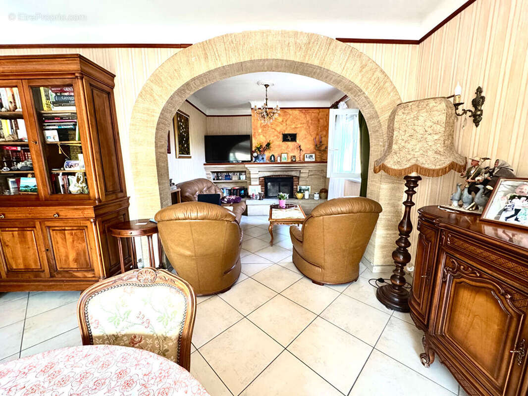 Maison à LA ROQUE-D'ANTHERON