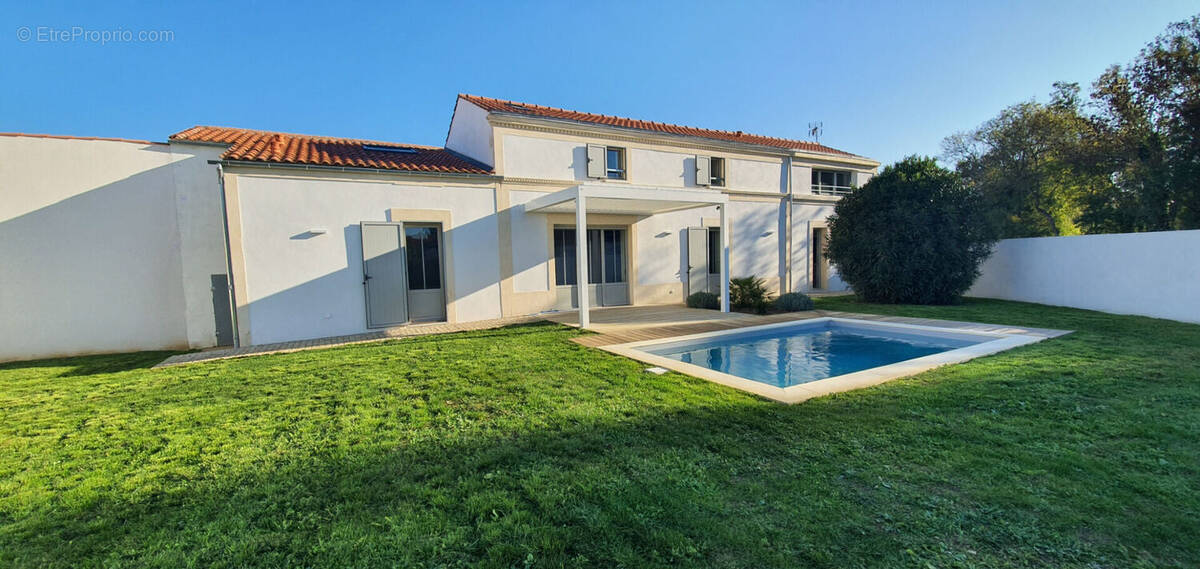 Maison à SAINT-LAURENT-DE-LA-PREE