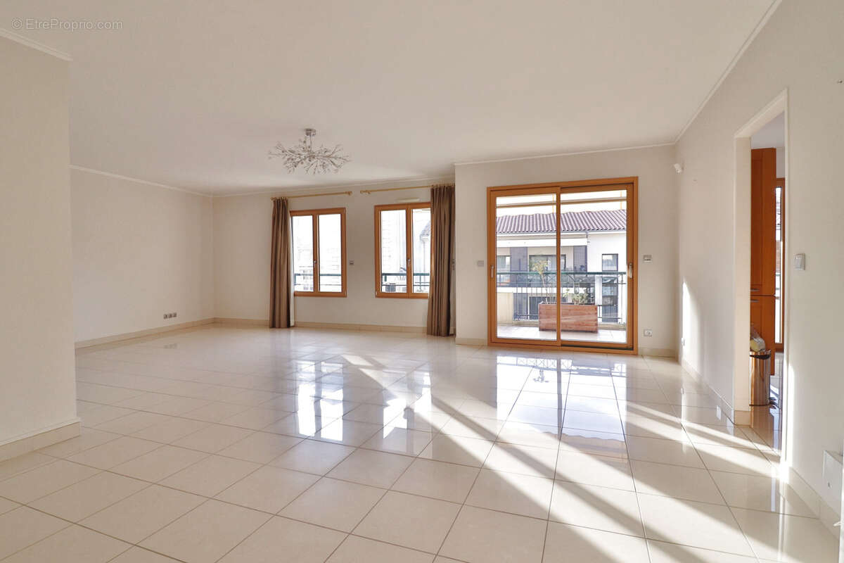 Appartement à CHARBONNIERES-LES-BAINS