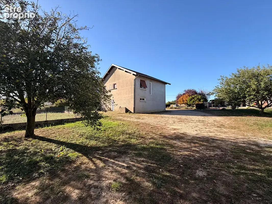 Maison avec grand hangar sur 9000 m² de terrain - photo 2