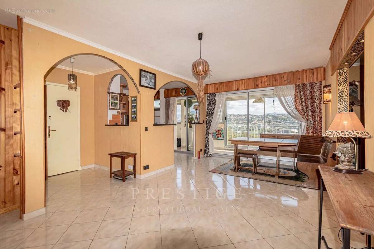 Appartement à SAINT-LAURENT-DU-VAR