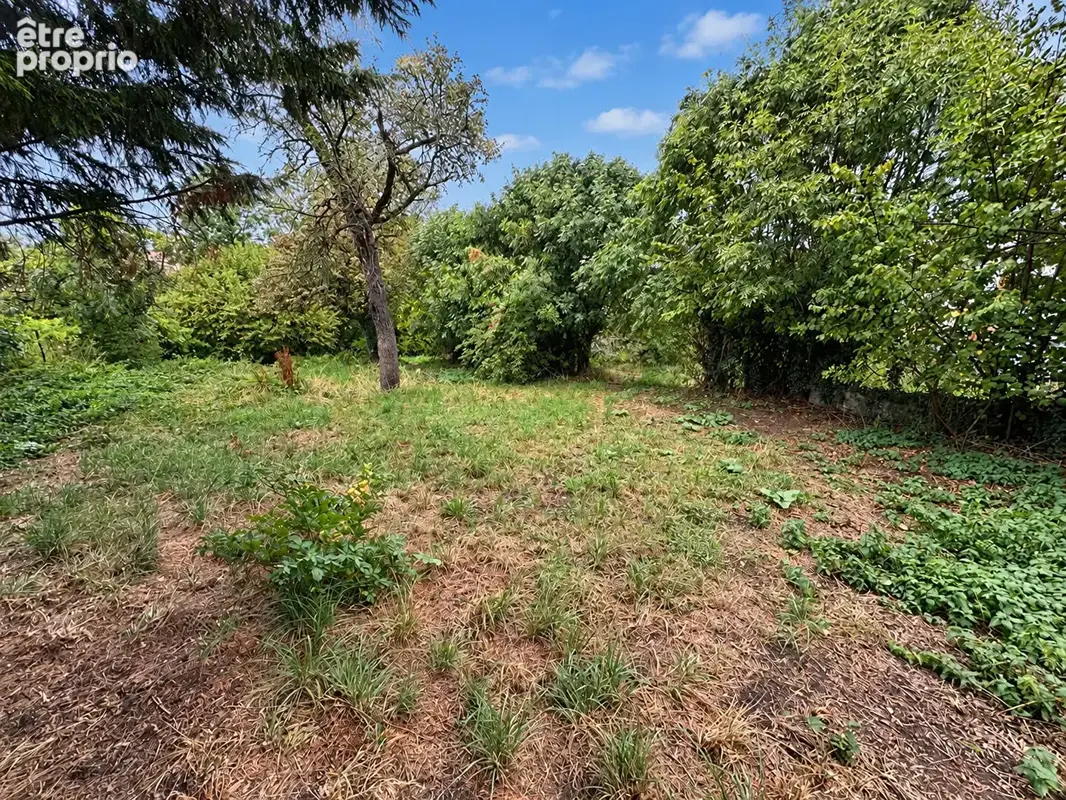 Busséol, Grange à rénover ou maison à construire sur terrain de 913m2 - photo 2
