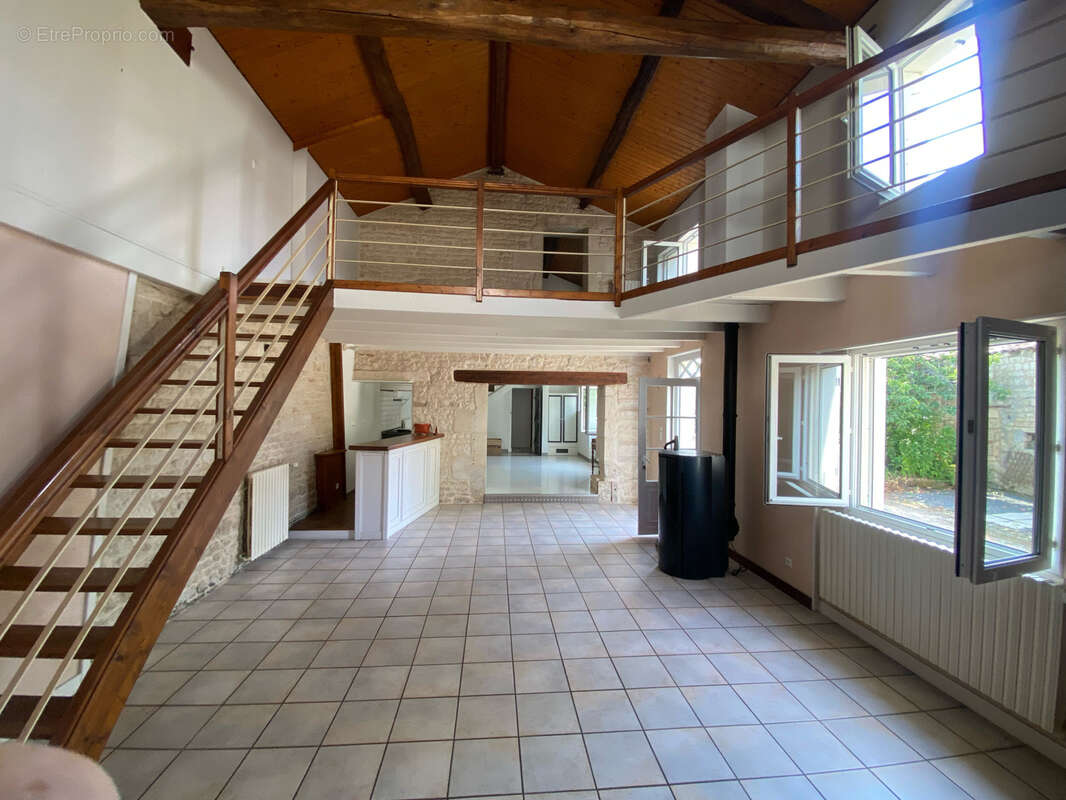 Maison en pierres, jardin, garage, préau, dépendances. - photo 6