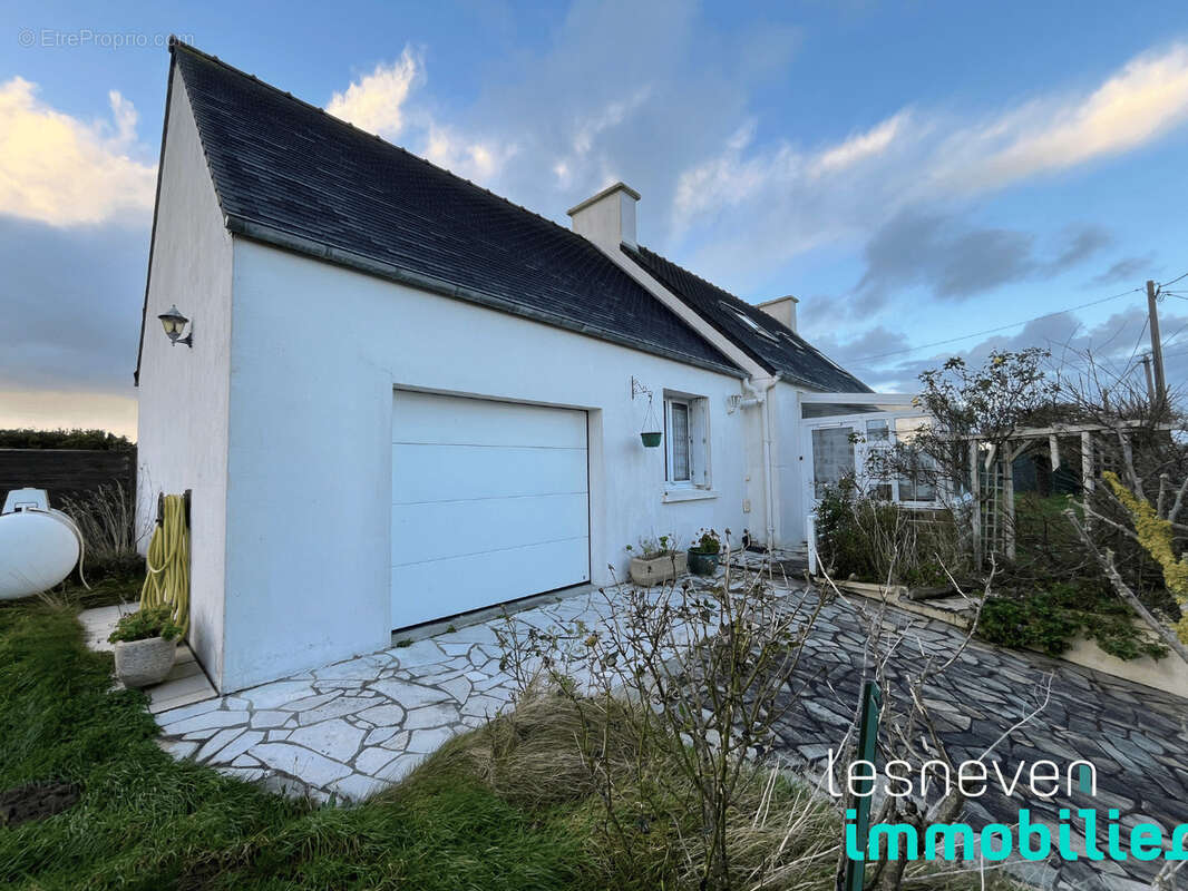 Maison à KERLOUAN
