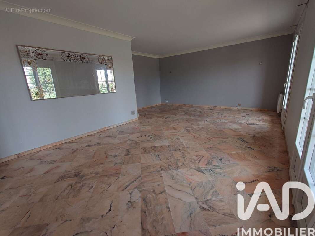 Maison 122 m² à Oradour-Fanais  - photo 5