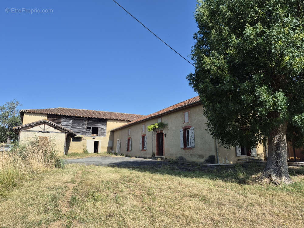 A vendredi, Corps de ferme à Ornézan - photo 2