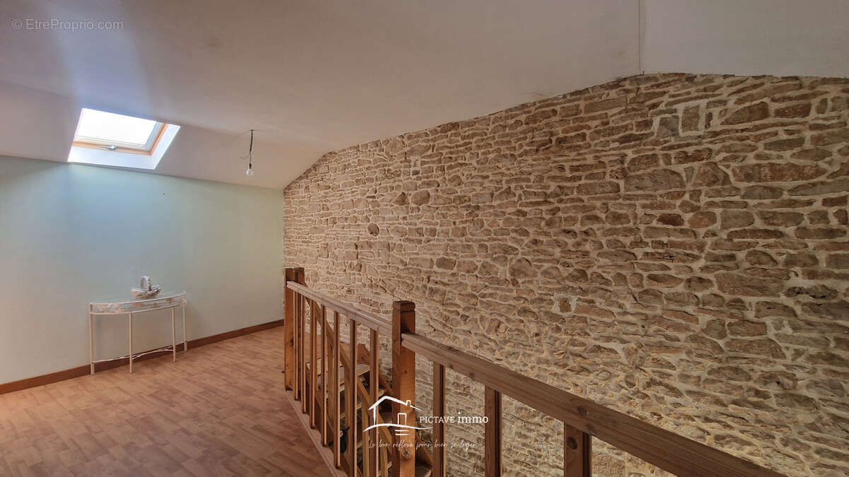 Maison de campagne avec dépendances et terrain de 1 120 m2 à Saint-Sauvant - photo 4