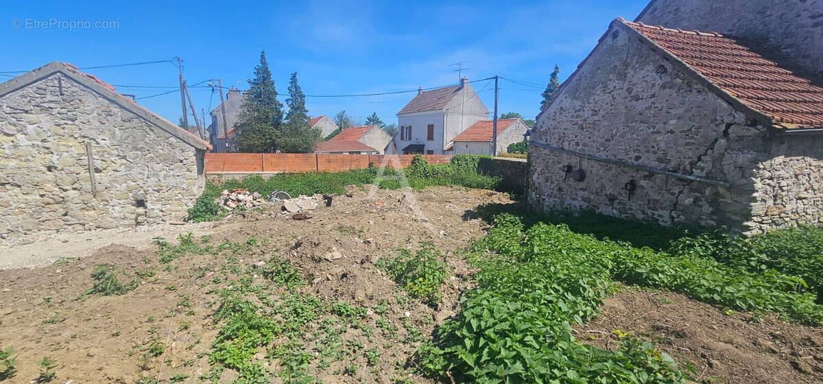 Terrain à DOUY-LA-RAMEE