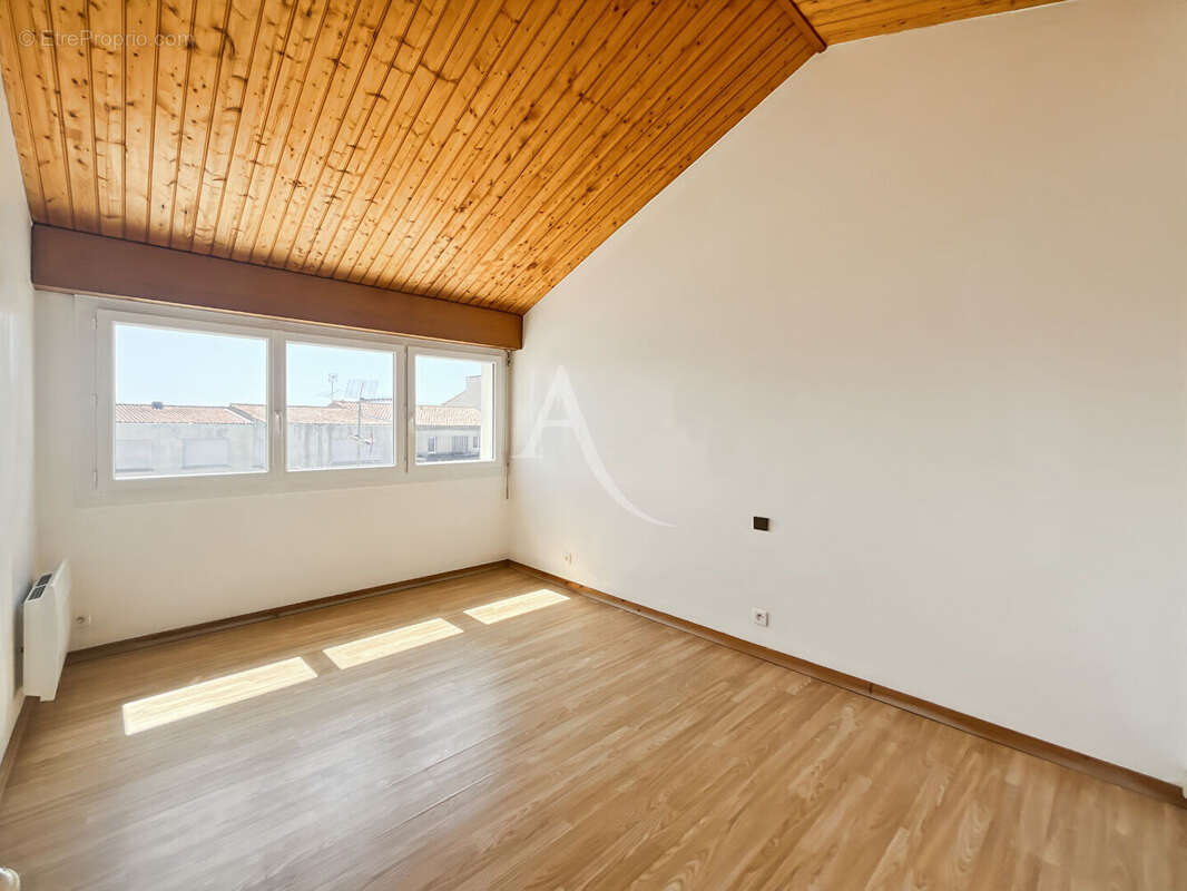Appartement de caractère avec double espace de vie et combles exploitables ? Hyper centre de Challans - photo 4