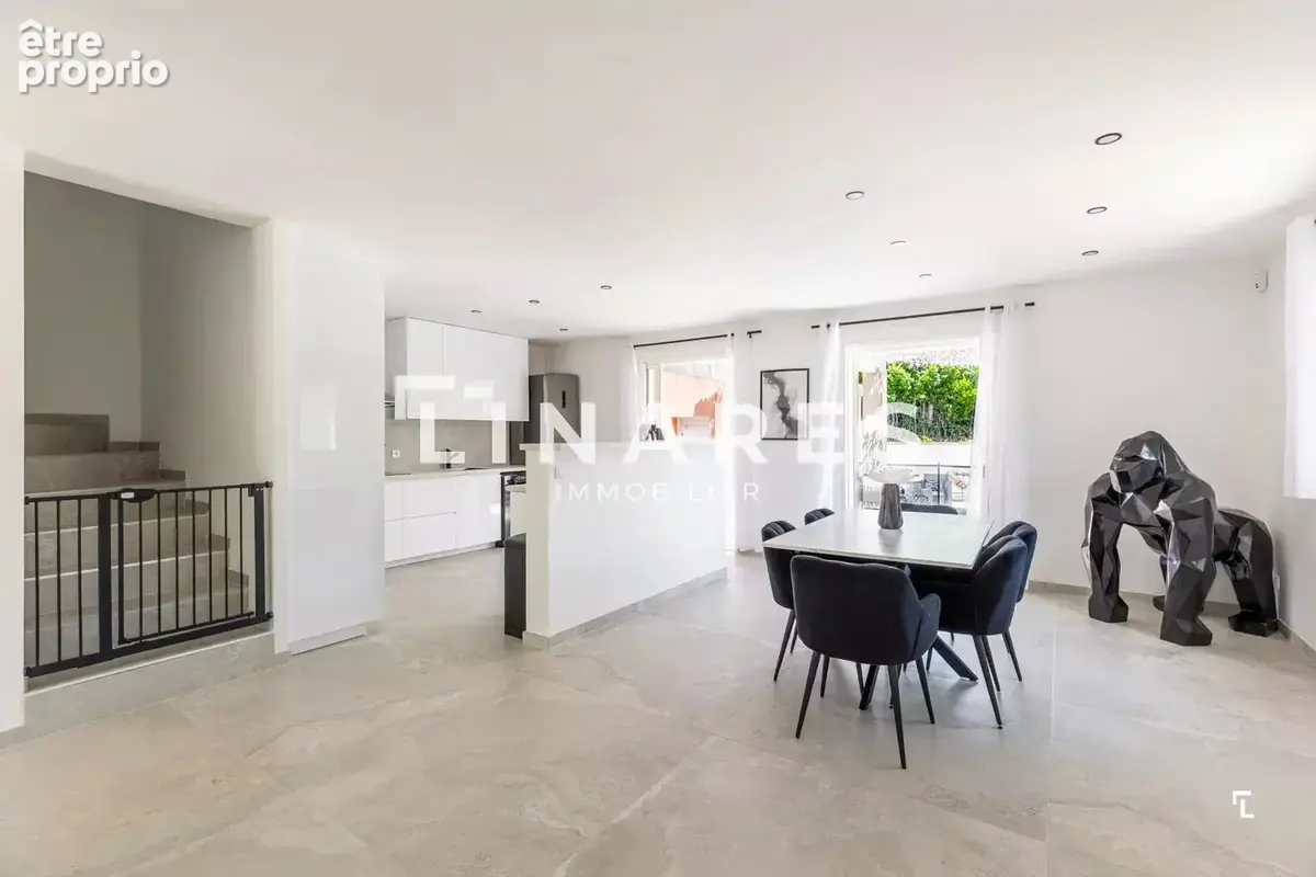 LA VILLA DE L’ÉTANG - Villa T5 de 170m2 -  Jardin de 1760m2 - Dépendance - 13800 ISTRES - photo 6