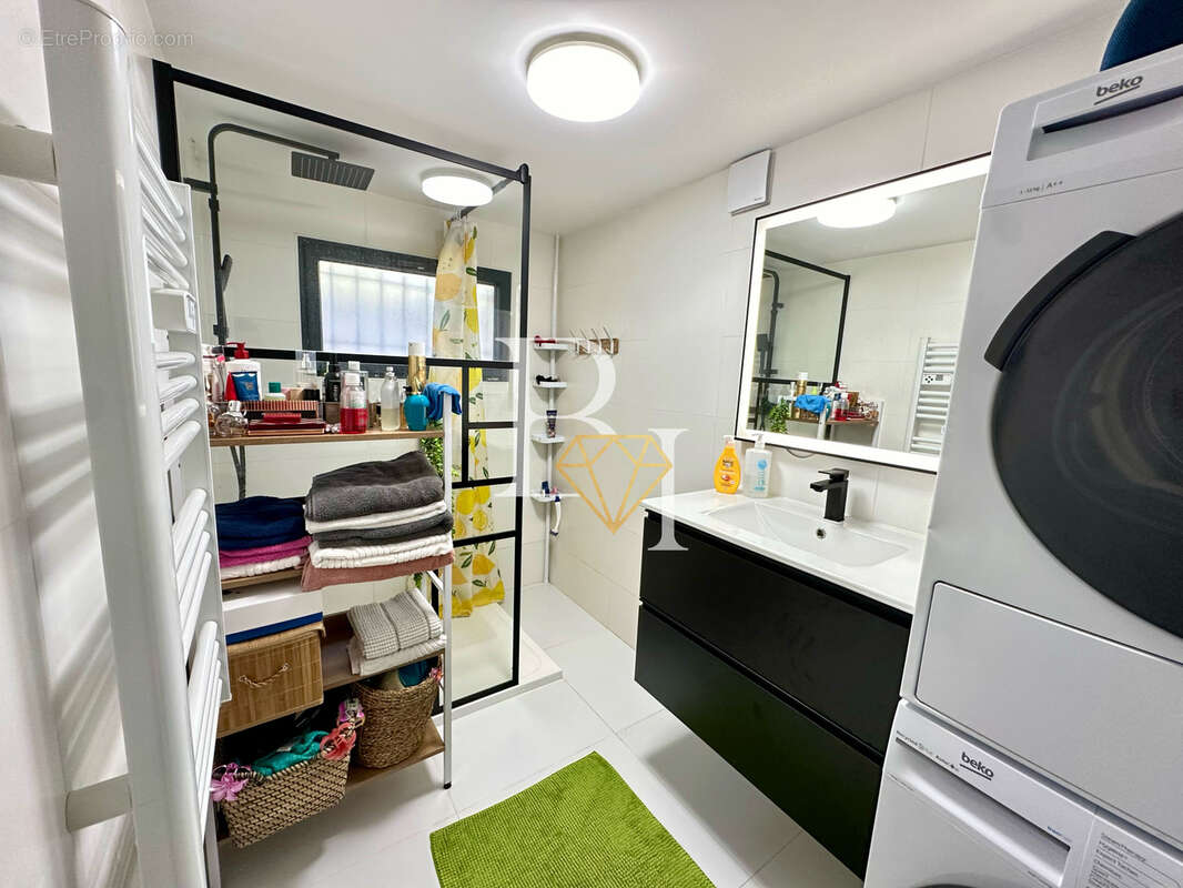 Appartement à SAINT-LAURENT-DU-VAR