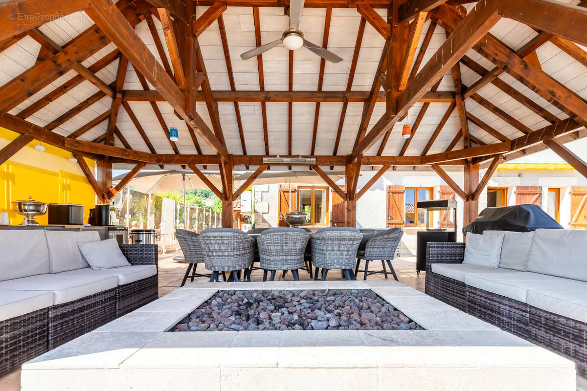Stunning country property with guest annexes, garaging, pool and land - photo 19