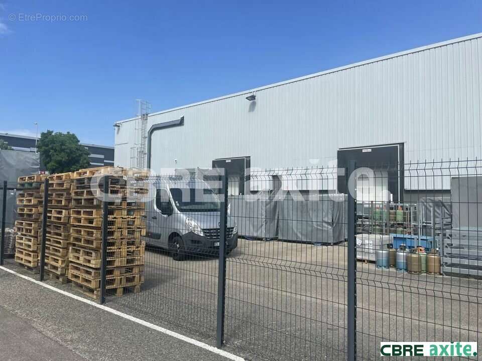 2560 m² à Saint-Quentin-Fallavier  - photo 5