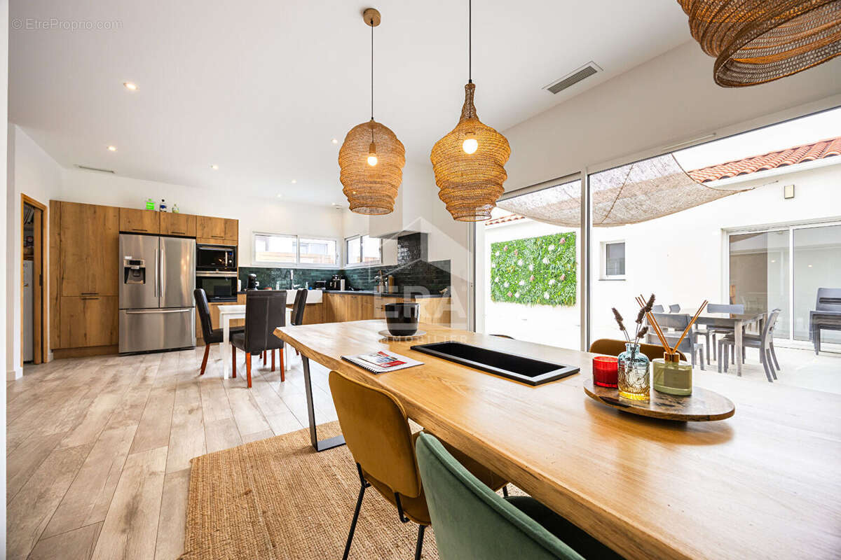 Maison à VILLELONGUE-DELS-MONTS