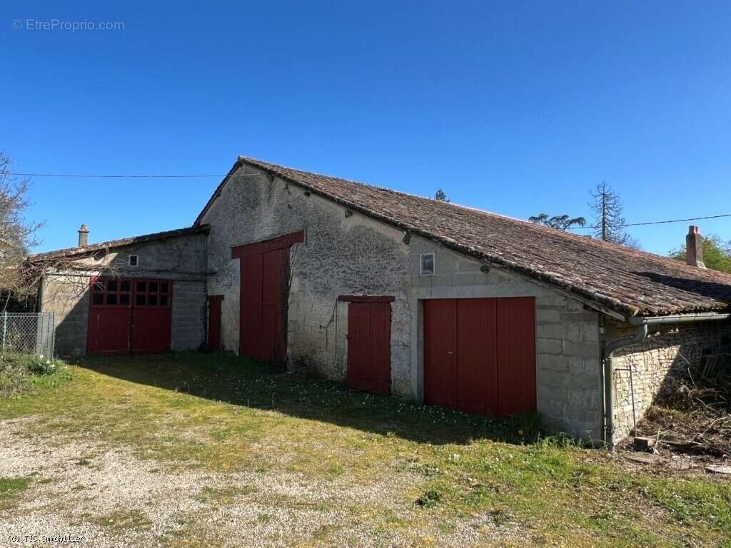 Maison de Campagne avec Dépendances 5 Minutes de Civray - photo 19