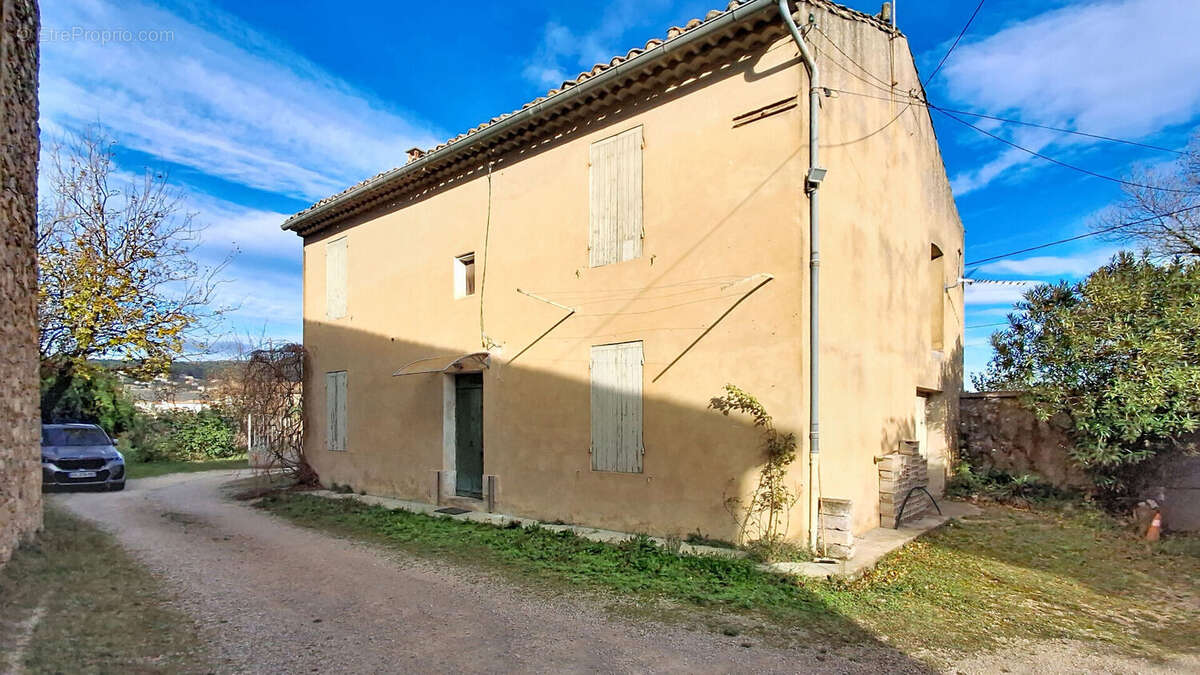 Maison à LAUDUN-L&#039;ARDOISE