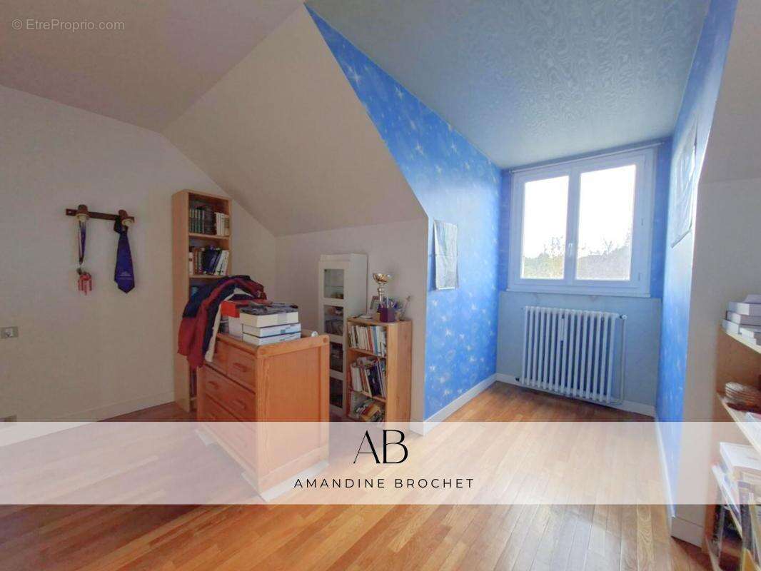 Maison à MARNES-LA-COQUETTE