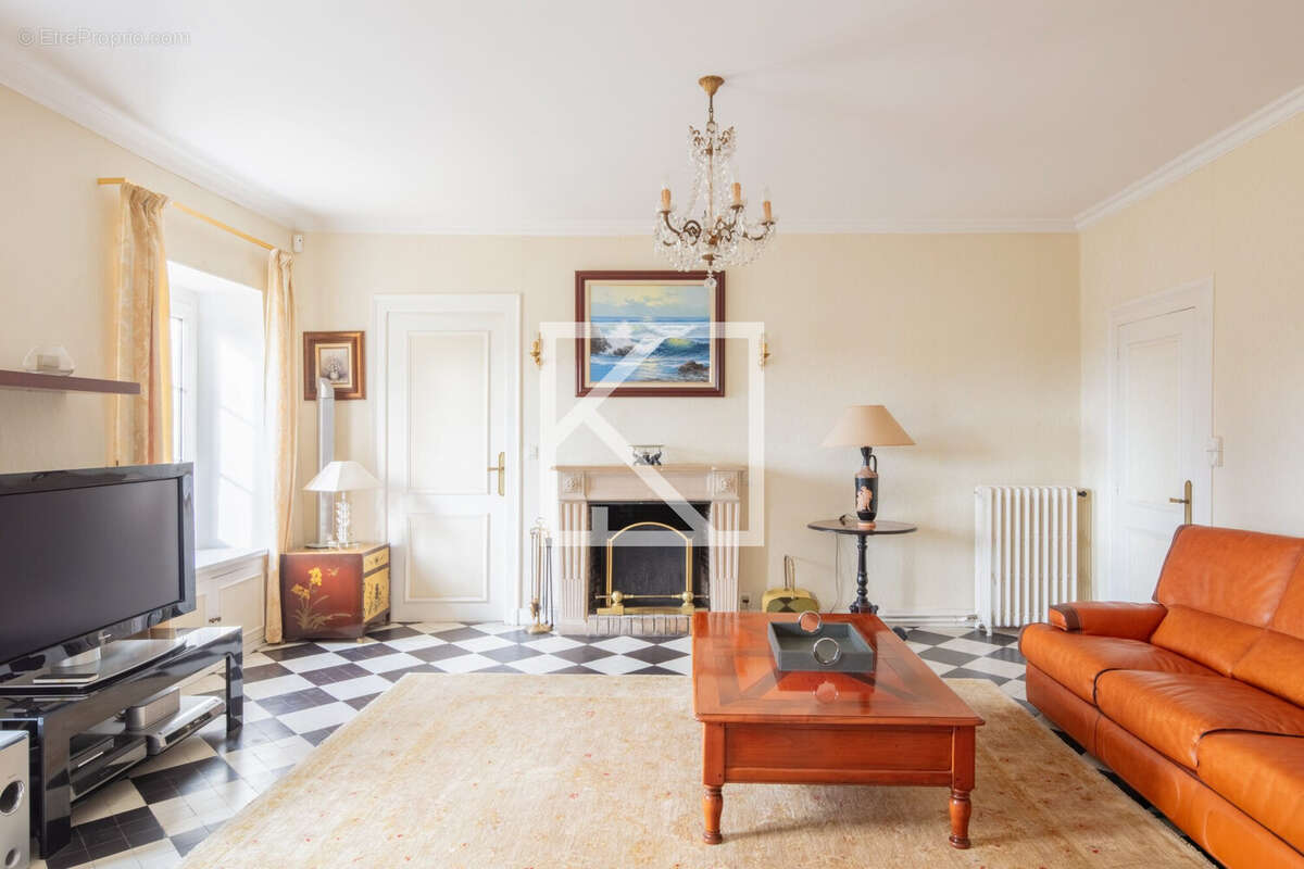 Maison 220 m² à Saint-Pavace  - photo 2