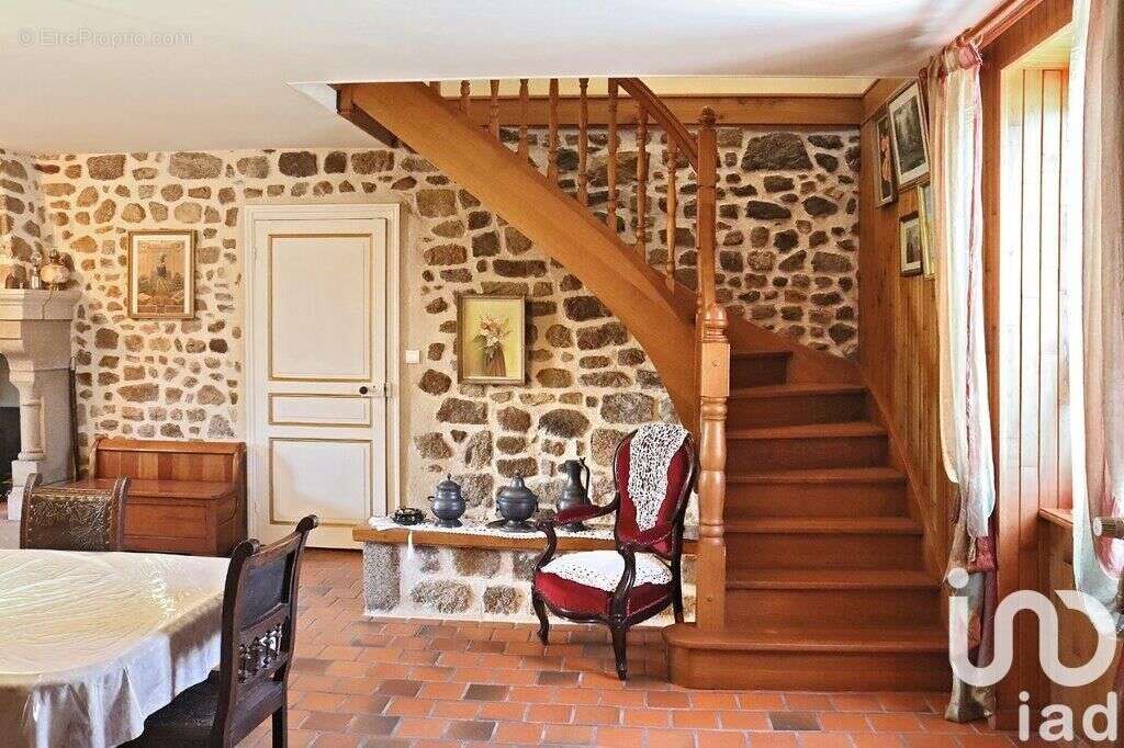 Maison 220 m² à Merinchal  - photo 4