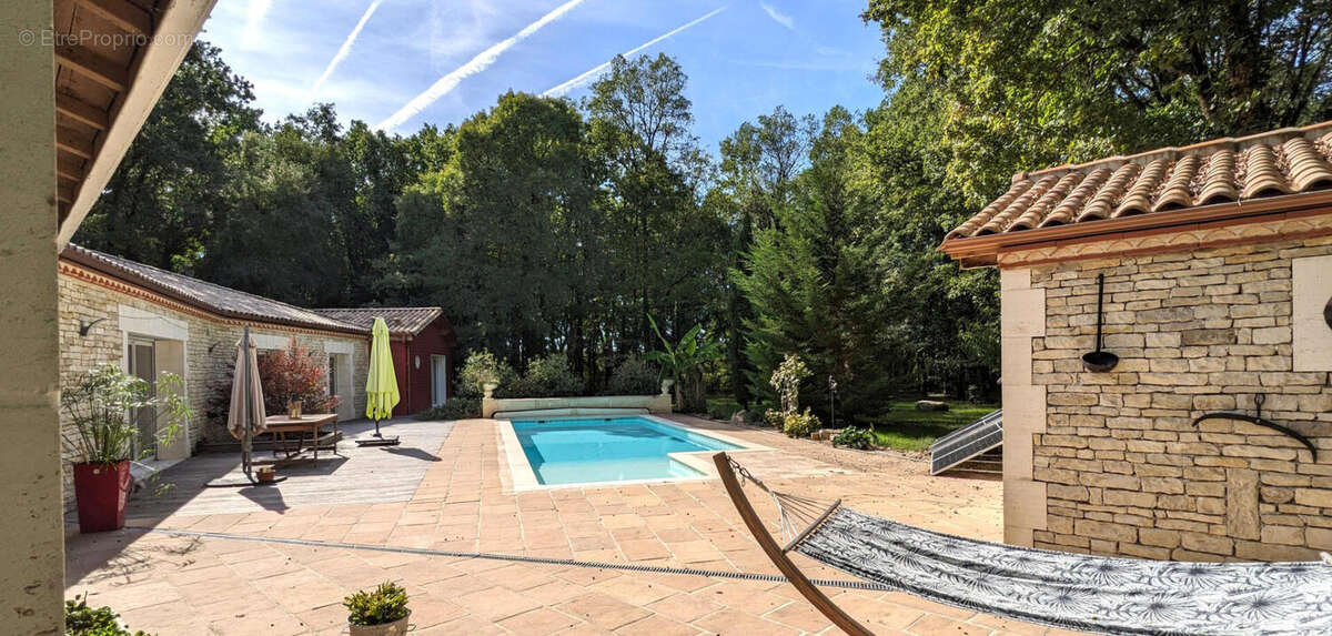 piscine - Maison à MAINE-DE-BOIXE