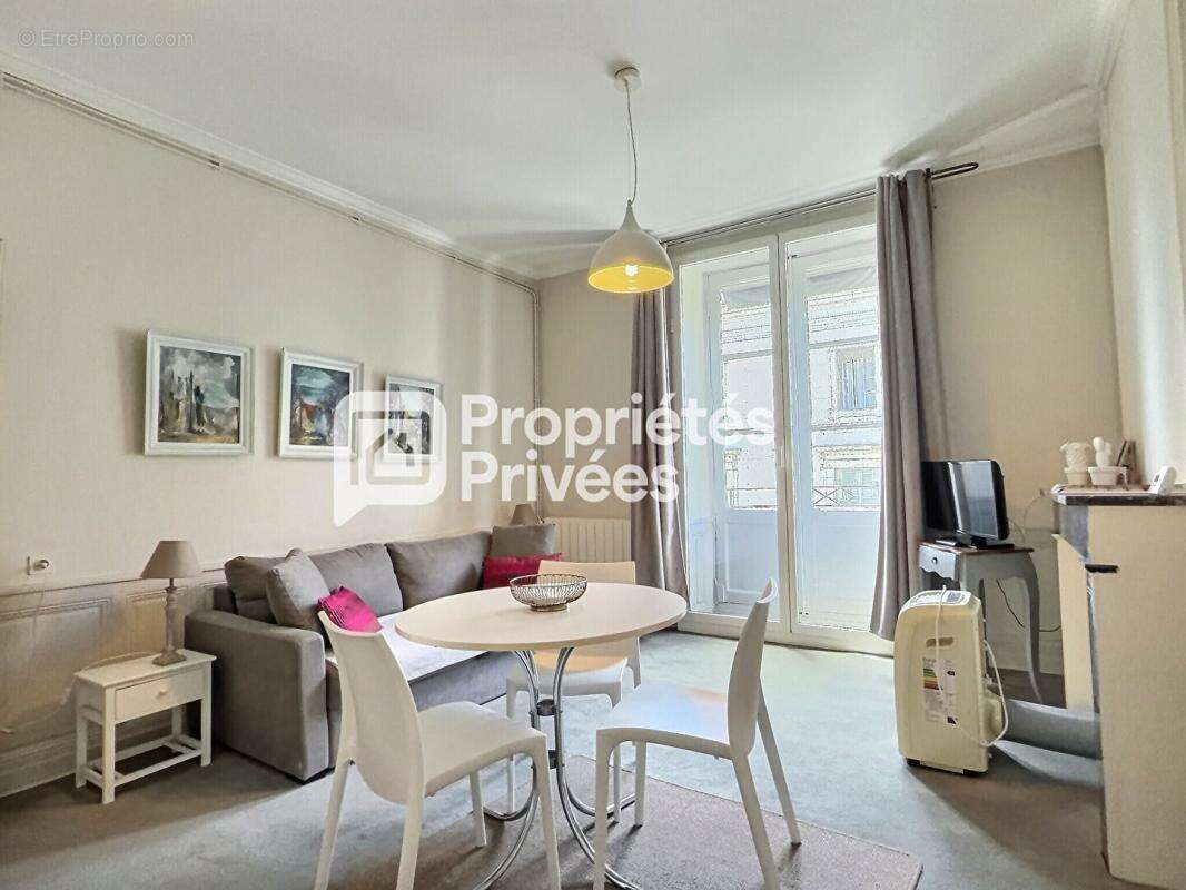 Superbe immeuble rénové d'env. 430m²  avec 7 appartements T2 meublés + 2 locaux commerciaux et caves en plein centre historique  - photo 8
