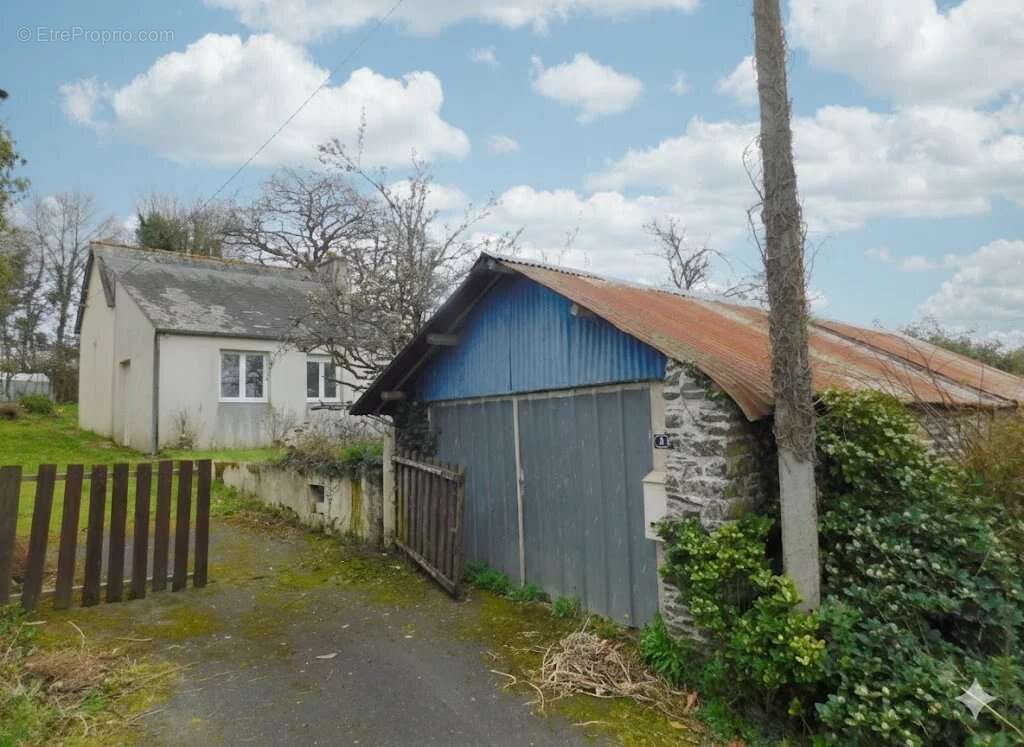 Maison à CLEDEN-POHER