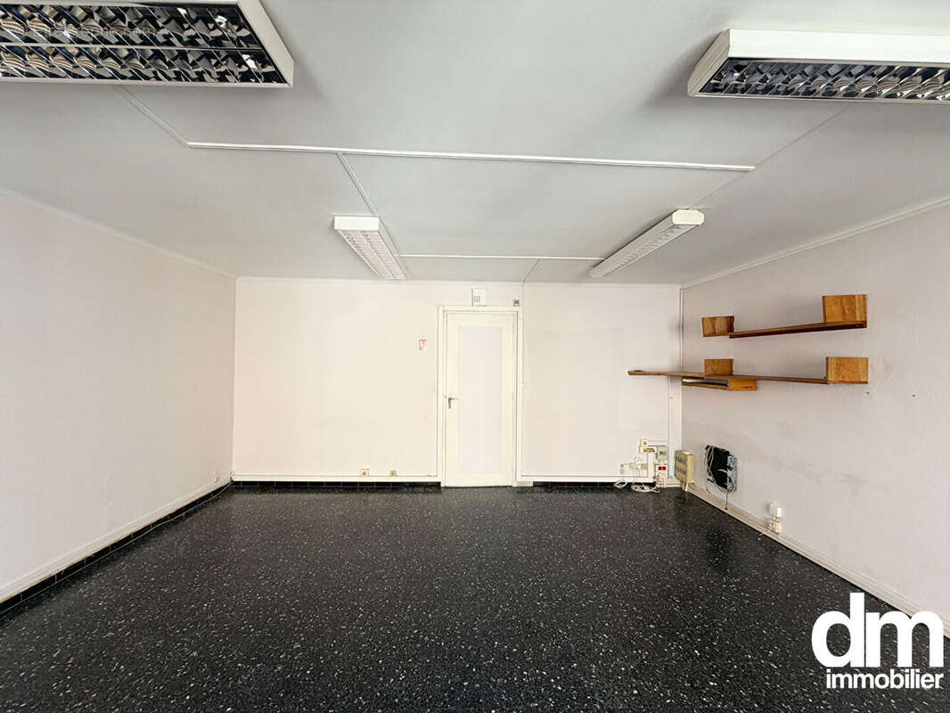Immeuble Martigues - Maison de ville de 115 m²  avec local commercial de 35 m². - photo 10