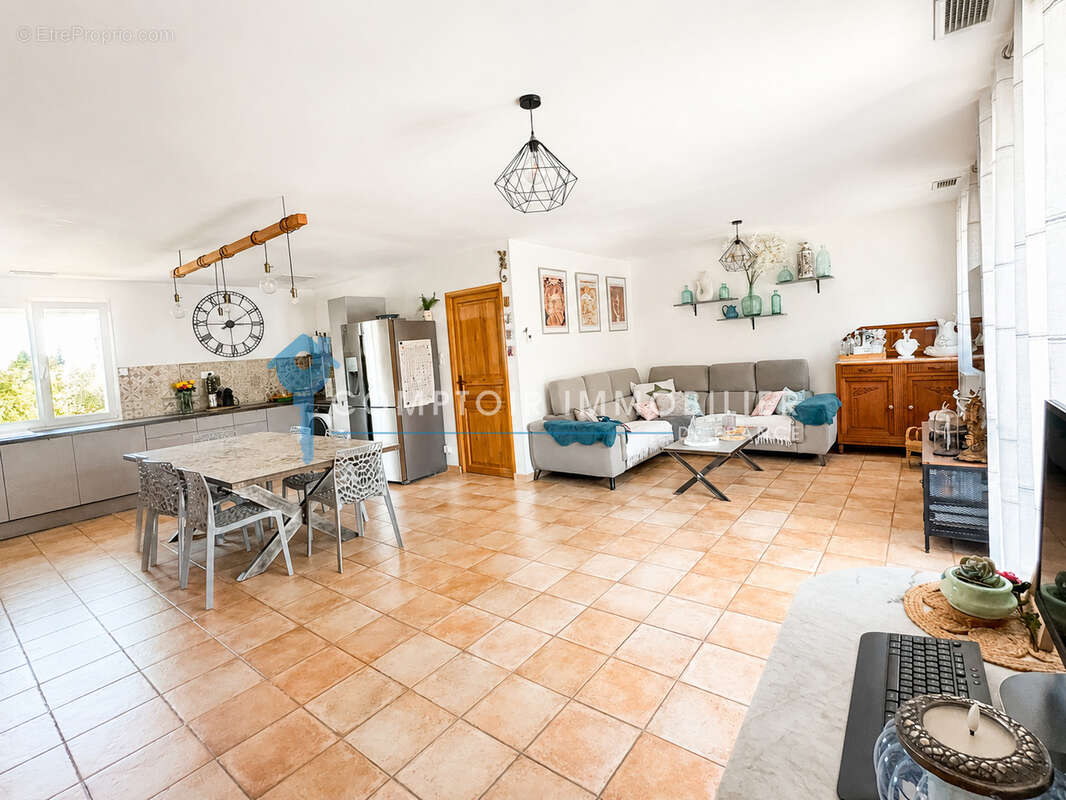 Élégance, volumes et art de vivre à Saint-Pierre-les-Martigues maison T5 de 110 m2 avec piscine sur 915 m2 de - photo 3