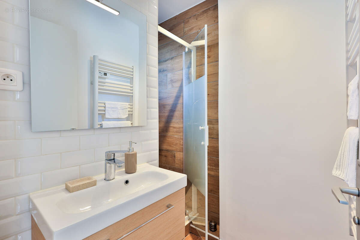 Appartement à LE REVEST-LES-EAUX