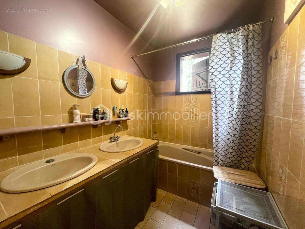 Maison avec sous-sol et terrain de 2270m² - photo 8