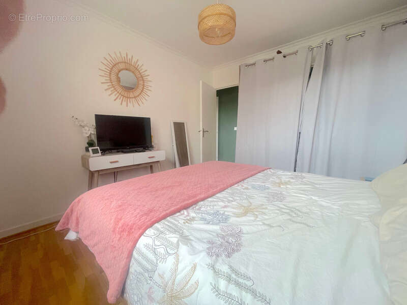 Appartement T4- 81,63m2- 8ème et dernier étage- Cave- Parking Privatif- Garage- Vue dégagée - Montaud- Le Grand Clos - photo 3