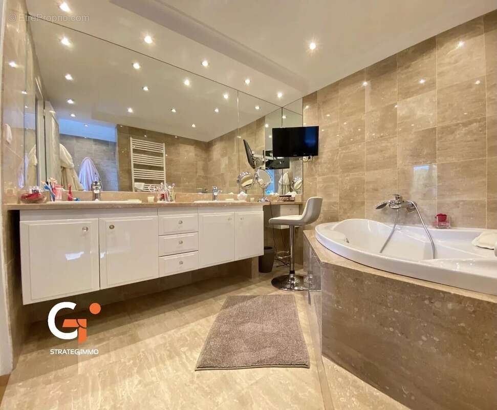 Maison à SAINT-ETIENNE-DU-ROUVRAY