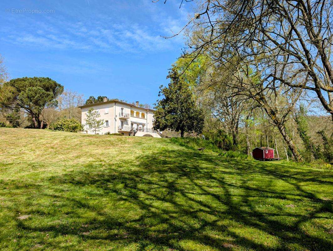Maison bourgeoise de 371 m2 avec parc de 1,5 hectare - photo 2