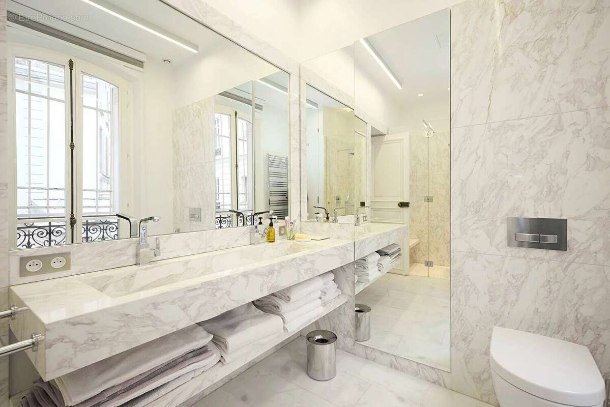 Appartement à PARIS-16E