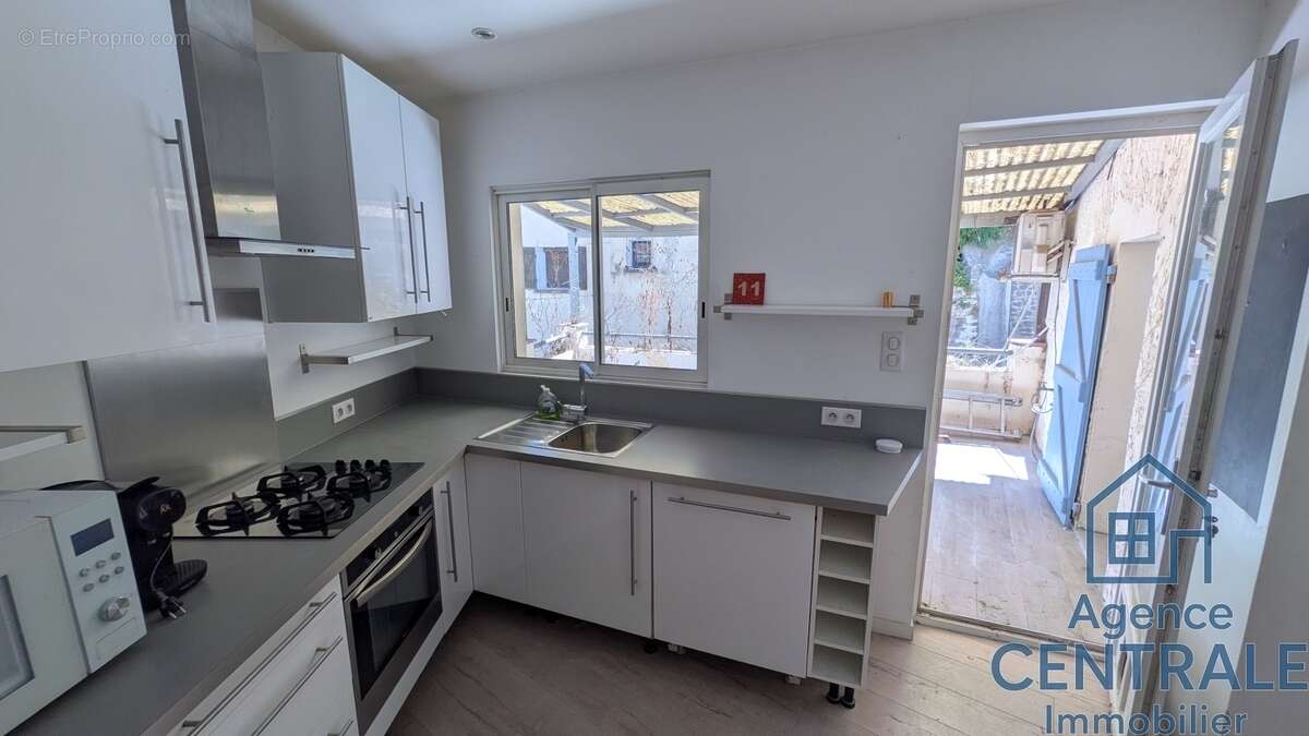 Maison à CEYRESTE