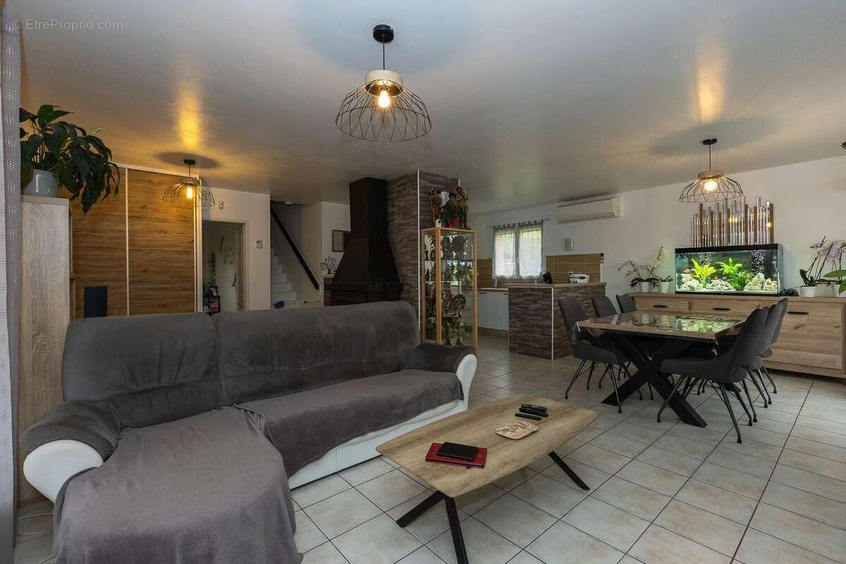 Maison à MONTAGNIEU